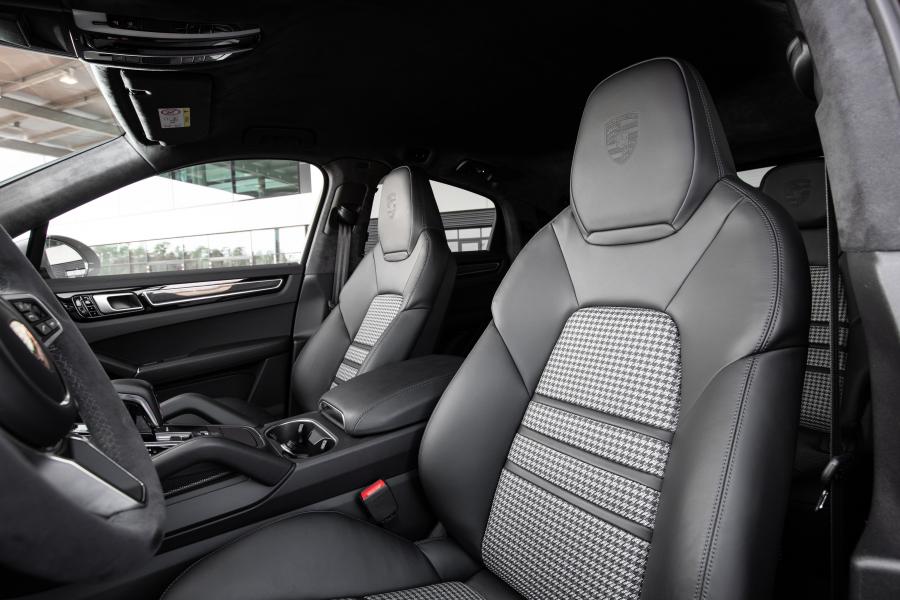 Интерьер Porsche Cayenne E-Hybrid Coupe 2019 года  (WW) (фото 21 из 25)